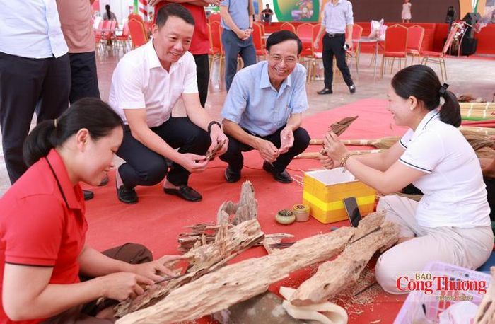 Chủ tịch UBND tỉnh trải nghiệm các làng nghề truyền thống trong khuôn viên hội chợ.
