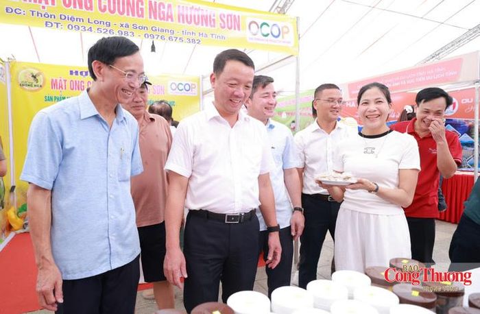 Hội chợ diễn ra từ ngày 21 - 26/8 tại khu vực Quảng trường Trần Phú, phường Thành Sen, tỉnh Hà Tĩnh. Thời gian mở cửa từ 8h - 22h hằng ngày.