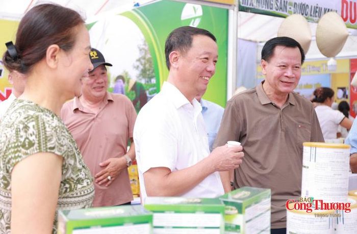 Chủ tịch UBND tỉnh thưởng thức đặc sản vùng miền tại hội chợ.