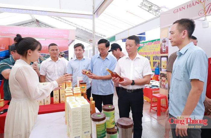 Sáng 22/8, ông Phan Thiên Định, Chủ tịch UBND tỉnh Hà Tĩnh đã tham quan các gian hàng trưng bày, giới thiệu sản phẩm tại Hội chợ sản phẩm công nghiệp nông thôn tiêu biểu khu vực miền Trung - Tây Nguyên năm 2026. Đi cùng đoàn có Giám đốc Sở Công Thương Hà Tĩnh Lê Trung Phước.