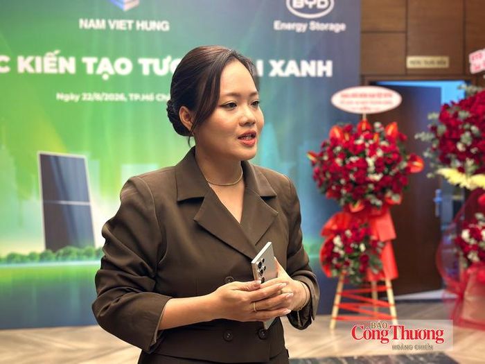 Bà Nguyễn Thị Ngọc Anh, Trưởng phòng Kinh doanh, Công ty Nam Việt Hưng trao đổi với phóng viên
