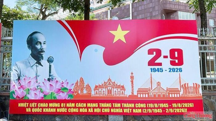 Không chỉ tạo diện mạo mới cho phố phường, các hình thức tuyên truyền còn góp phần nhắc nhớ về những dấu mốc lịch sử quan trọng của dân tộc. 