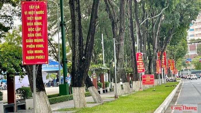 Dọc các tuyến đường, những lá cờ đỏ sao vàng tung bay trong nắng tháng Tám tạo điểm nhấn nổi bật, góp phần làm cho cảnh quan đô thị thêm sinh động.  