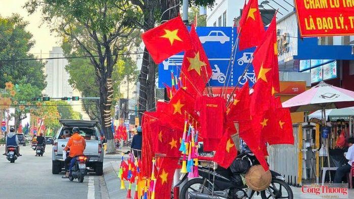 Trên khắp các tuyến đường, không khí của ngày hội lớn đang đến gần.  