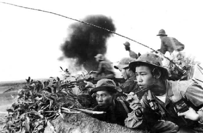 Tiểu đội Thông tin (Trung đoàn 27, Mặt trận B5 Trị Thiên - Huế) đang theo sát đơn vị truy kích địch tại Quảng Trị. Ảnh tư liệu