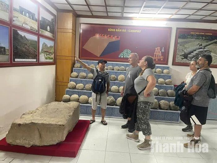 Du khách nước ngoài tham quan, tìm hiểu các hiện vật được trưng bày tại Di sản Văn hóa thế giới Thành Nhà Hồ.