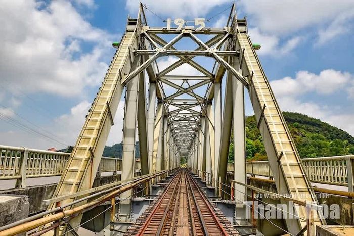 Sau đó, công trình được khởi công, xây dựng lại vào năm 1962 với sự giúp đỡ của các chuyên gia Liên Xô và Trung Quốc, hoàn thành và khánh thành ngày 19/5/1964.