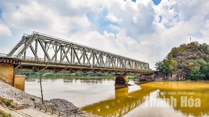 Cầu dài khoảng 150-160m, rộng khoảng 17m, có thêm trụ giữa vững chắc. Phần giữa dành cho đường sắt, hai bên là đường ô tô và lối dành cho người đi bộ.