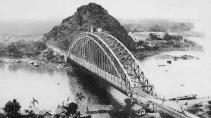 Những dấu mốc đầu tiên của cây cầu bắt đầu từ đầu thế kỷ XX. Công trình được khởi công năm 1901 và hoàn thành, khánh thành ngày 17/3/1905, do các kỹ sư người Đức thiết kế. Ảnh tư liệu