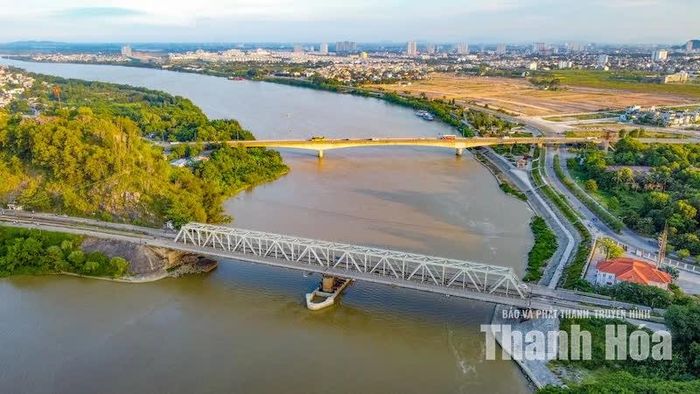 Hòa bình lập lại, đất nước bước vào thời kỳ đổi mới và phát triển, hệ thống giao thông ngày càng được đầu tư đồng bộ. Những cây cầu mới được xây dựng, trong đó có cầu Hoàng Long và cầu Nguyệt Viên, góp phần chia sẻ trọng trách giao thông với cầu Hàm Rồng.
