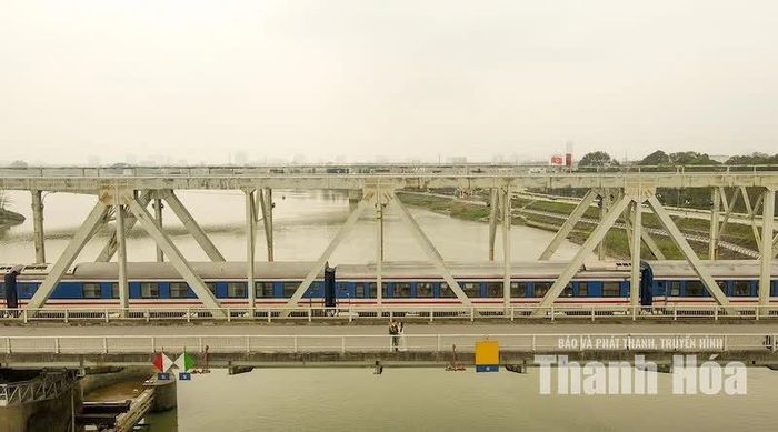 Hơn một thế kỷ đã đi qua kể từ ngày cây cầu đầu tiên được dựng lên. Cầu Hàm Rồng hôm nay như một cây cầu nối quá khứ với tương lai. Đó là nơi mỗi nhịp cầu gợi nhớ một chặng đường lịch sử, dòng sông Mã nhắc về những hy sinh, mất mát và mỗi chuyến tàu đi qua như một lời khẳng định về sức sống bền bỉ của quê hương xứ Thanh.