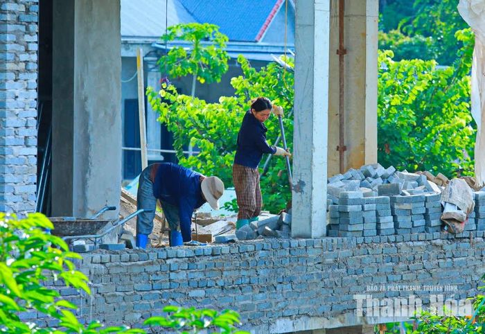 ....xúc cát, dọn đồ.