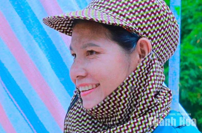 Tuy công việc nặng nhọc nhưng những “bóng hồng” vẫn nở nụ cười rạng rỡ.