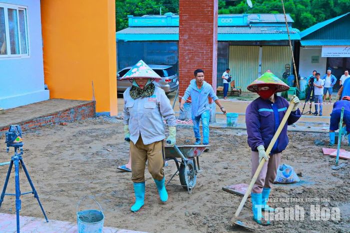 Trong môi trường vốn được xem là “đặc thù” của nam giới, họ vẫn chủ động đảm nhận phần việc của mình, góp thêm một gam màu đẹp vào bức tranh lao động khẩn trương nơi vùng biên. Không kể nắng, mưa, bụi bặm, những người phụ nữ vẫn cần mẫn làm việc để công trình kịp tiến độ.