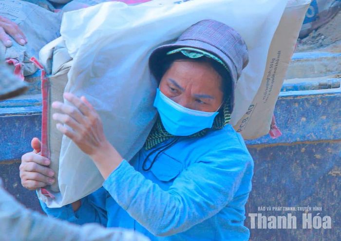Đằng sau vẻ ngoài giản dị là sự mạnh mẽ, bền bỉ và tinh thần trách nhiệm với công việc, nhiều phụ nữ làm phụ hồ phải bốc vác những bao xi măng nặng tới 50kg...
