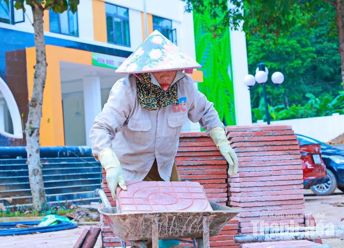 Trong điều kiện thi công ở xã vùng biên còn rất nhiều khó khăn, những người phụ nữ vẫn bám công trường, cùng đồng nghiệp chạy đua với thời gian.