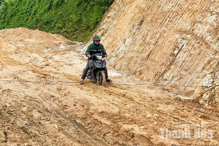 Thầy Đỗ Viết Hoàng trong chuyến trở lại bản Tà Cóm vận động học trò đến lớp.
