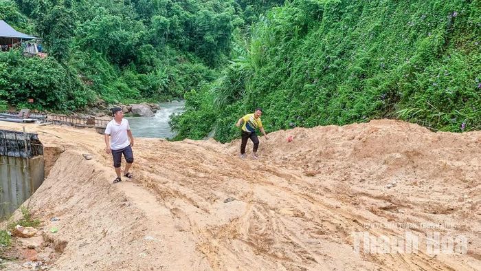 Hành trình của các thầy đi tìm học trò ở vùng biên trở lại lớp không phải lúc nào cũng dễ dàng.