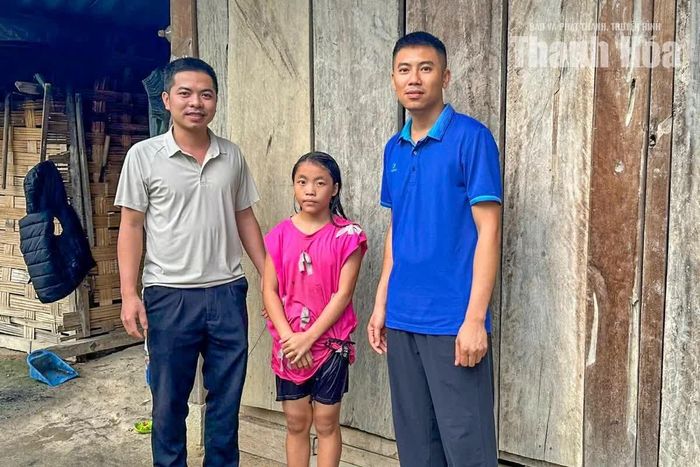 Thầy Đỗ Viết Hoàng và thầy Nguyễn Văn Cương cùng học trò bên căn nhà chênh giữa núi rừng, như chính hành trình đi tìm con chữ của các em nơi này.