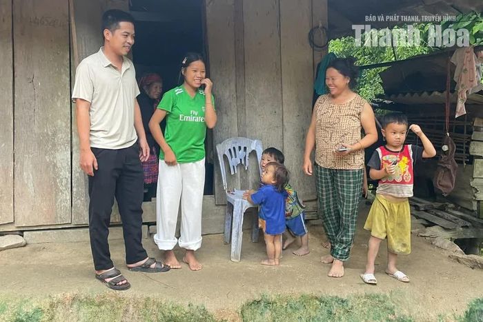 Thầy Đỗ Viết Hoàng trong chuyến đi Tà Cóm vận động học sinh trở lại lớp.