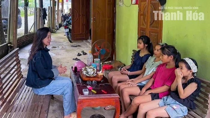 Cô giáo Phạm Hà Huyền My trong chuyến đi vận động học sinh chuẩn bị trở lại lớp học sau kì nghỉ hè.