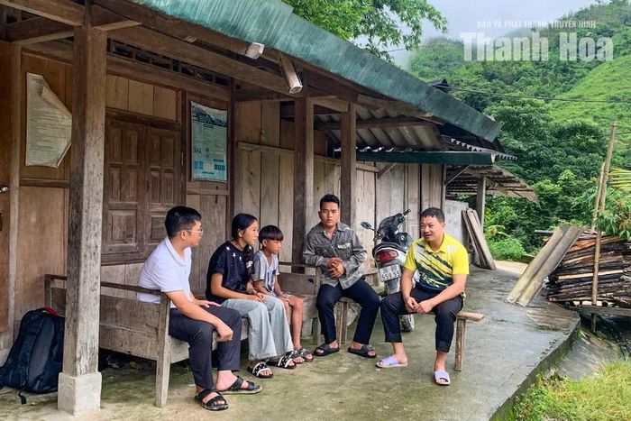 Các thầy giáo trong chuyến đi vận động học trò trở lại lớp.
