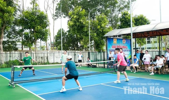 Người lao động Tập đoàn Xây dựng Miền Trung tranh tài trên sân pickleball.