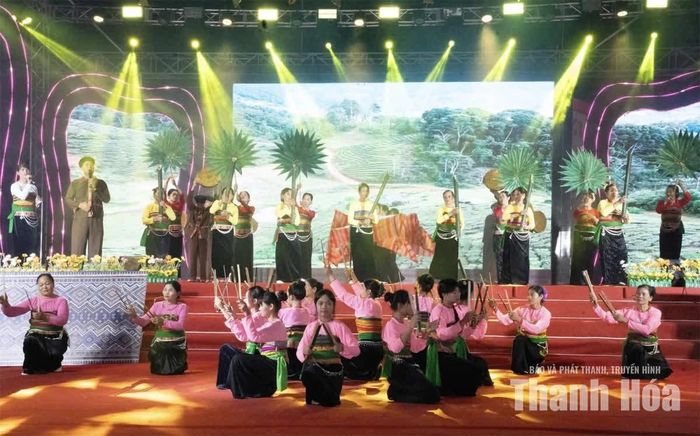 Tiết mục văn nghệ của đồng bào dân tộc Mường, xã Thạch Quảng.