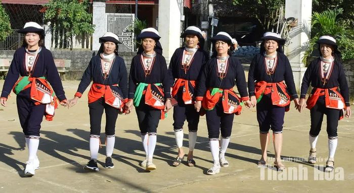 Những phụ nữ Dao, ở thôn Minh Tiến trong trang phục truyền thống do họ tự dệt thêu.