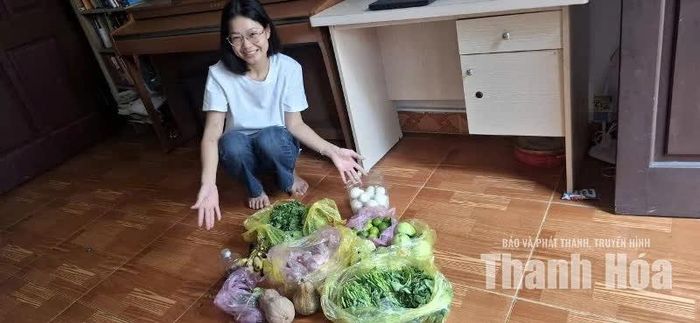 Hà vui vì thường xuyên nhận được quà quê của bố mẹ.