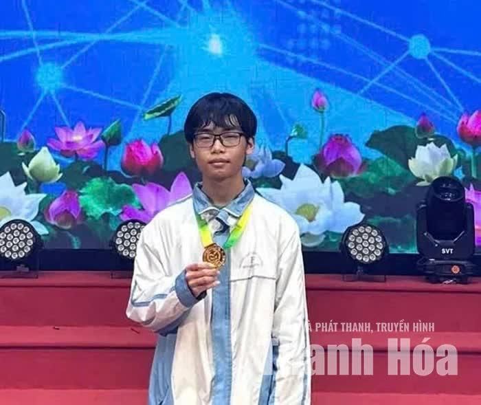 Em Nguyễn Quang Dũng, học sinh lớp 11 chuyên Vật lý là một trong hai học sinh của Trường THPT Chuyên Lam Sơn vinh dự được chọn vào Đội tuyển Việt Nam dự thi Olympic Thiên văn và Vật lý thiên văn quốc tế (IOAA) lần thứ 19.