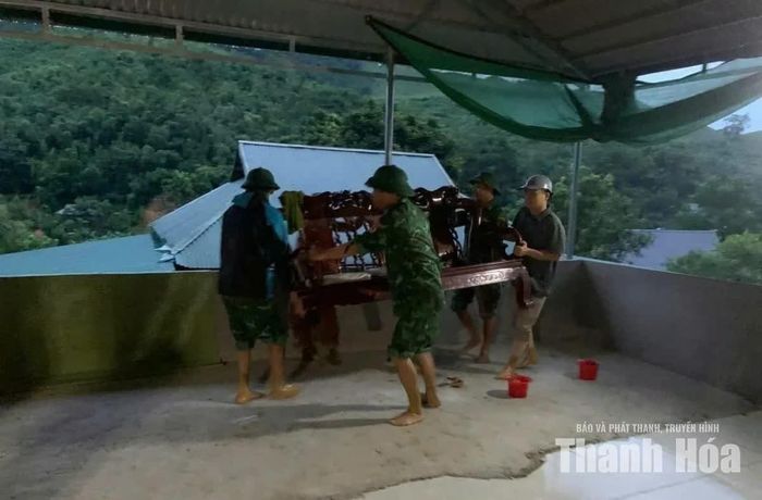 Các lực lượng hỗ trợ người dân xã Yên Khương sơ tán người và tài sản ra khỏi vùng có nguy cơ cao bị sạt lở.
