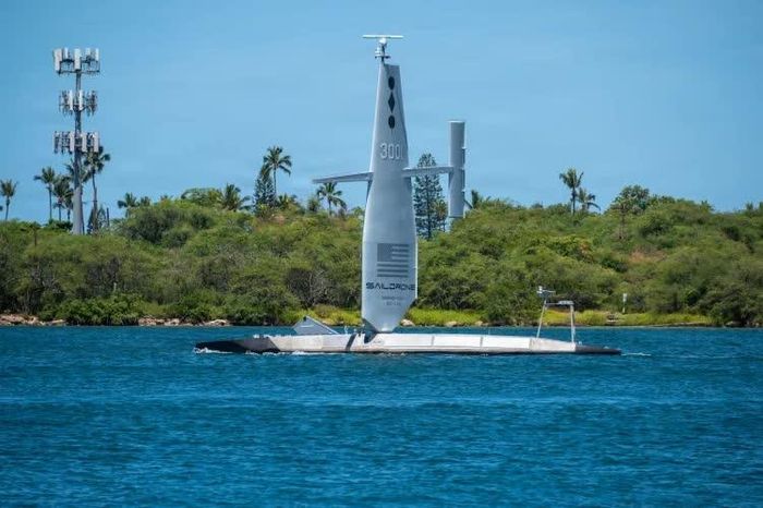 Tàu Surveyor dài 20 m, được trang bị bệ phóng 2 tên lửa AGM-179 JAGM, kết hợp với hệ thống điều khiển hỏa lực ARES của Hải quân Mỹ. Ảnh: US Navy.