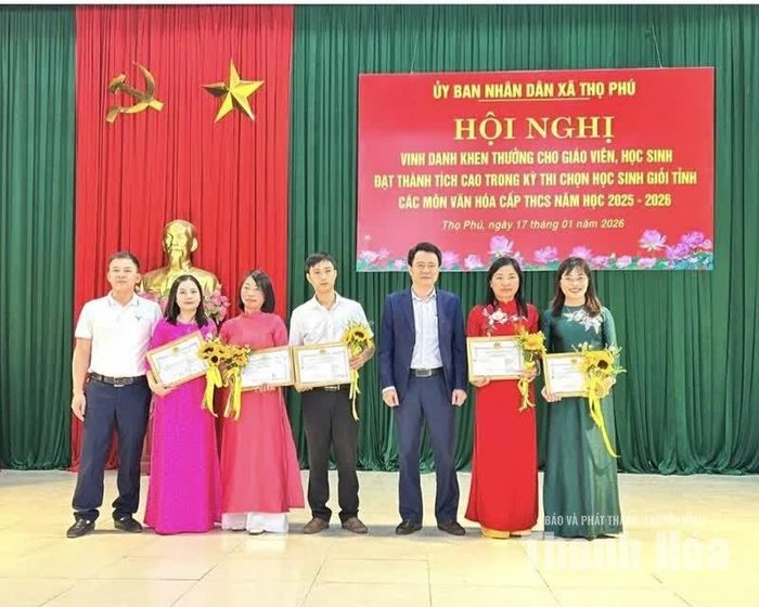 UBND xã Thọ Phú vinh danh, khen thưởng giáo viên đạt thành tích cao trong kỳ thi chọn học sinh giỏi cấp tỉnh năm học 2025-2026.