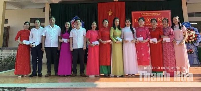 Trường TH Định Bình trao thưởng cho giáo viên đạt thành tích xuất sắc năm học 2025-2026.
