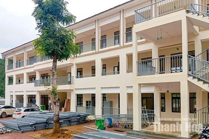 “Trang thiết bị của trường được đầu tư đồng bộ, chuẩn hóa, giúp học sinh có điều kiện học tập tốt hơn. Các thầy cô giáo rất phấn khởi khi được giảng dạy trong ngôi trường mới được Đảng, Nhà nước quan tâm đầu tư”, thầy Hạnh chia sẻ thêm.