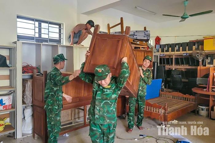 Những ngày này, không chỉ công nhân, cán bộ kỹ thuật làm việc xuyên ngày đêm mà các lực lượng tại địa phương như bộ đội biên phòng, công an, đoàn viên thanh niên, phụ nữ, giáo viên, phụ huynh chia thành nhiều tổ khác nhau chung tay dọn dẹp, vệ sinh trường lớp sạch sẽ trước năm học mới.
