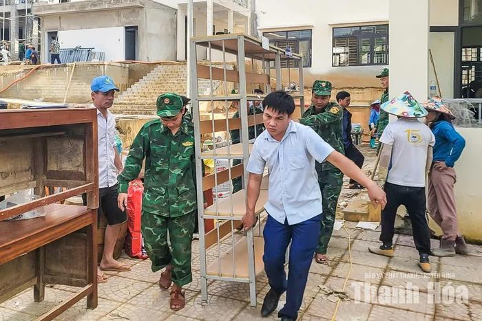 Không khí tại ngôi trường mới trở nên nhộn nhịp với cảnh người khiêng bàn ghế, người quét dọn, sắp xếp lớp học ngăn nắp để chuẩn bị đón học sinh đến trường.
