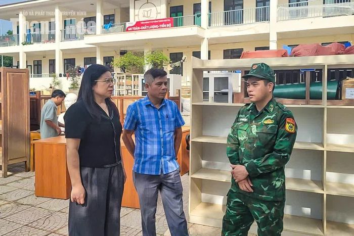 Phó Bí thư Thường trực Đảng ủy xã Yên Khương Lê Thị Kiêu (ngoài cùng bên trái) cho biết, hiện các hạng mục cuối cùng của ngôi trường đang được khẩn trương hoàn tất để bàn giao, đưa vào vận hành trước thềm năm học mới.