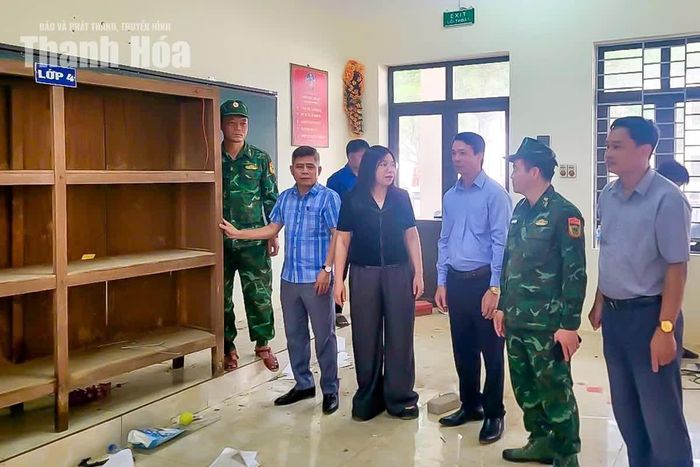 Thầy giáo Hoàng Khắc Hạnh (thứ hai từ trái sang), Hiệu trưởng Trường Phổ thông Nội trú Tiểu học và THCS Yên Khương cho biết: Năm học 2026-2027 nhà trường dự kiến có 712 học sinh, trong đó cấp tiểu học 372 em, cấp THCS 340 em. Đến nay các khu nhà lớp học, nhà đa năng, nhà hành chính - quản trị cơ bản đã hoàn thành, riêng khu nội trú và nhà ăn học sinh dự kiến hoàn thiện và bàn giao cho nhà trường đưa vào vận hành ngày 28/8. Ngoài số học sinh trên, trường có thể tiếp nhận thêm học sinh ở xã Linh Sơn có hộ khẩu tại Yên Khương chuyển về học. Con của cán bộ, công chức, viên chức, lực lượng vũ trang đang công tác tại xã biên giới Yên Khương cũng được tuyển theo đúng đối tượng.