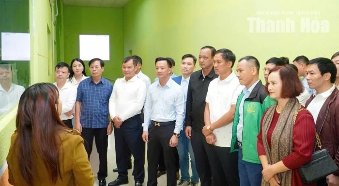 Đại diện Công ty CP Công nghệ sinh học rừng hoa Đà Lạt giới thiệu quy trình nuôi cấy mô, xuất khẩu giống hoa ra thị trường thế giới.