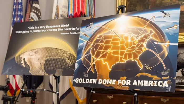 Các áp phích giới thiệu sáng kiến hệ thống lá chắn phòng thủ tên lửa “Golden Dome for America” được trưng bày tại Phòng Roosevelt ở Nhà Trắng ngày 12/5/2025. Ảnh: AP.