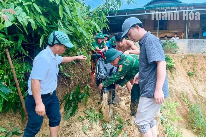 Cán bộ, chiến sĩ Đồn Biên phòng Yên Khương và các lực lượng di dời tài sản cho 2 hộ gia đình sinh sống ở khu vực có nguy cơ bị sạt lở.