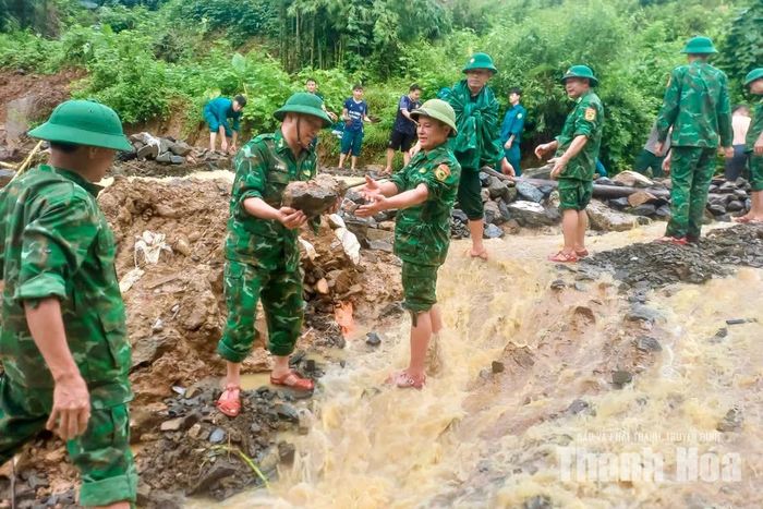 Cán bộ, chiến sĩ Đồn Biên phòng Trung Lý và các lực lượng khẩn trương xử lý, dọn đất đá sạt lở, tạo điều kiện cho Nhân dân đi lại.