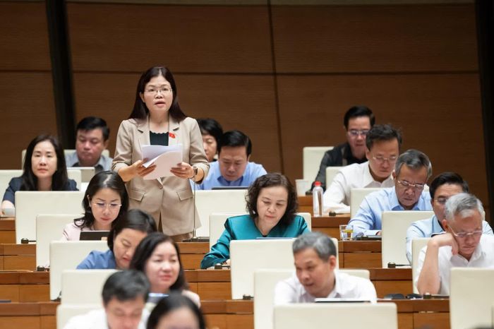Đại biểu Lương Thị Hoa, Phó trưởng Đoàn ĐBQH tỉnh Thanh Hóa thảo luận tại hội trường. Ảnh: Lâm Hiển
