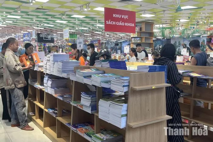 SGK là một trong những đồ dùng được phụ huynh ưu tiên hoàn thành sớm trước thềm năm học mới.