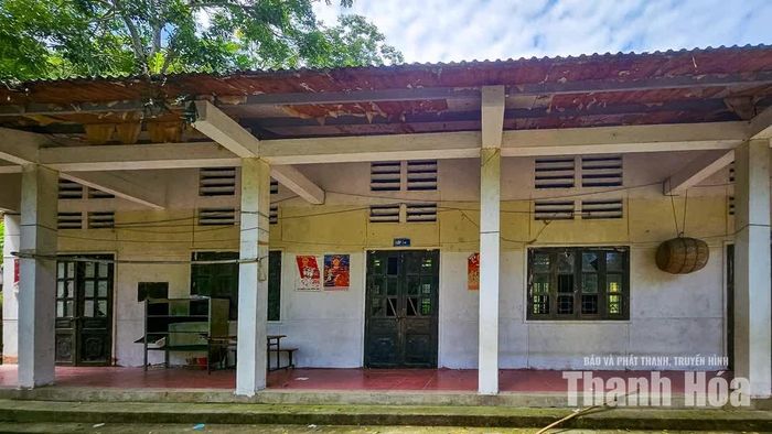Điểm trường lẻ khu suối Tung, bản Xa Lao xuống cấp sau tác động của mưa lũ và động đất năm 2025.