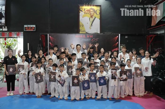Đại diện Trung tâm MMA.VH trao huy chương và phần thưởng cho các học viên xuất sắc