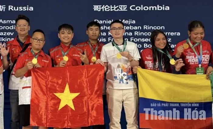 Lê Huy Thế Vinh (thứ hai từ trái sang) là gương mặt đầu tiên đại diện Thanh Hóa tranh tài tại WRCF 2026.