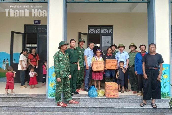 Bà con bản Suối Lóng, xã Tam Chung được hỗ trợ di dời đến điểm trường tiểu học để tránh trú.